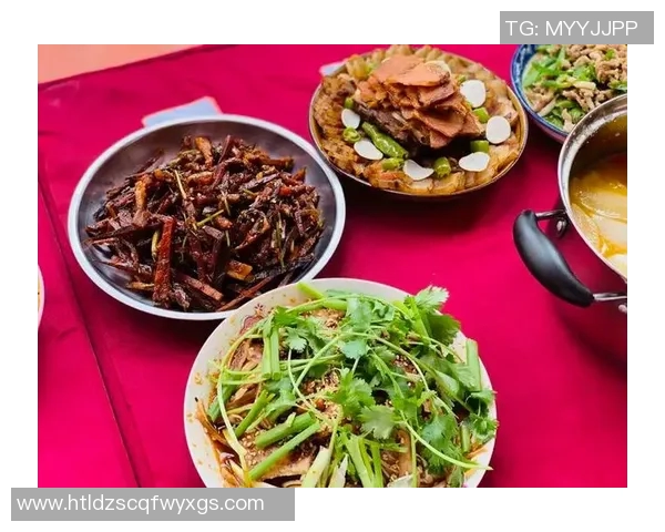 足球明星亲自下厨炒菜高清图片展现厨艺与球场风采的完美结合